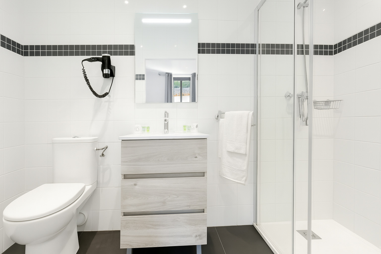 Salle de bains moderne chambre zen Hôtel La Cigale La Croix-Valmer