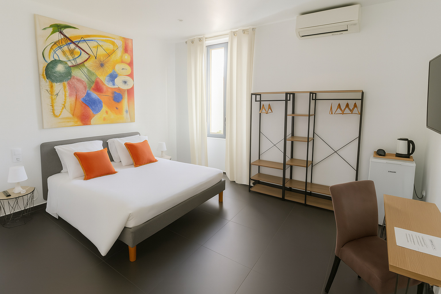 Chambre zen La Croix-Valmer avec lit confortable à l’Hôtel La Cigale