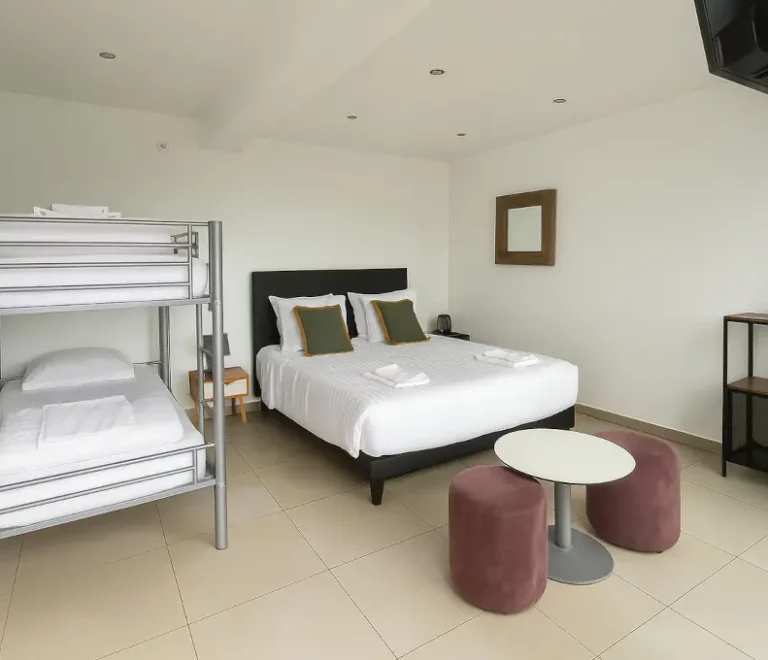 Chambre familiale spacieuse Hôtel La Cigale à La Croix-Valmer proche Golfe de Saint-Tropez