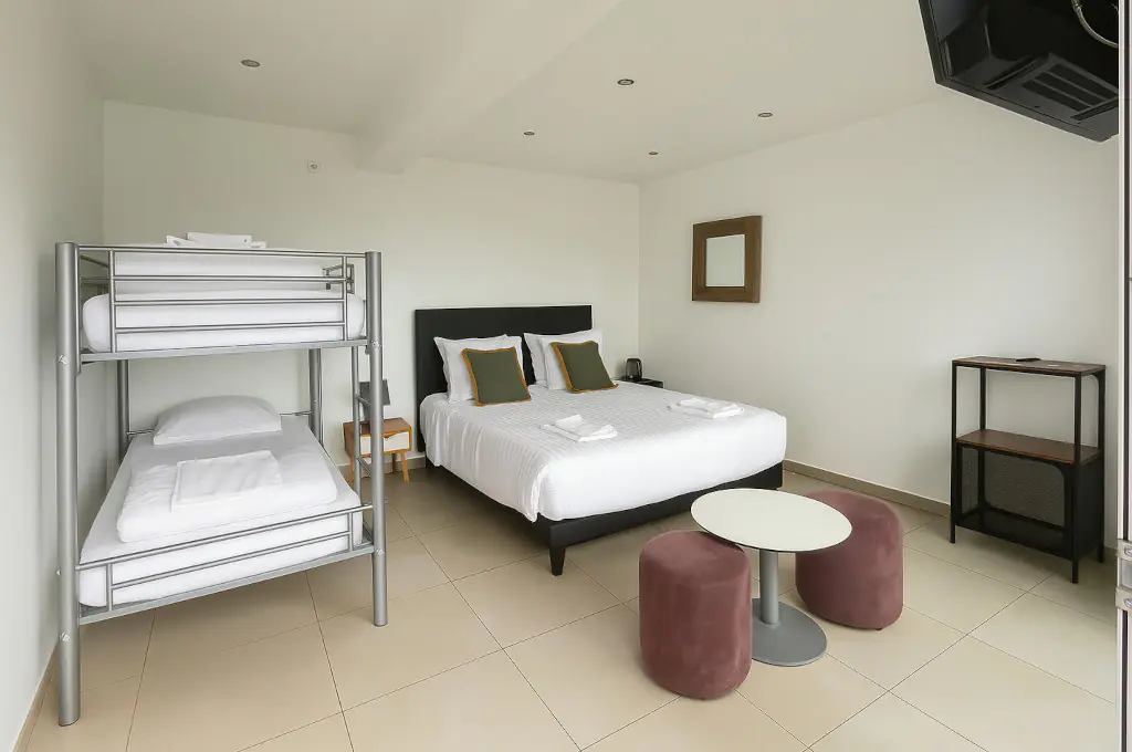 Chambre familiale spacieuse Hôtel La Cigale à La Croix-Valmer proche Golfe de Saint-Tropez