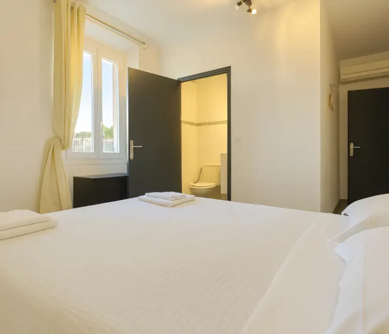 Chambre vue rue Hôtel La Cigale à La Croix-Valmer proche Golfe de Saint-Tropez