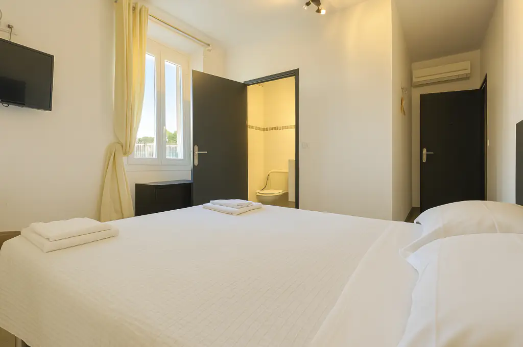 Chambre vue rue Hôtel La Cigale à La Croix-Valmer proche Golfe de Saint-Tropez