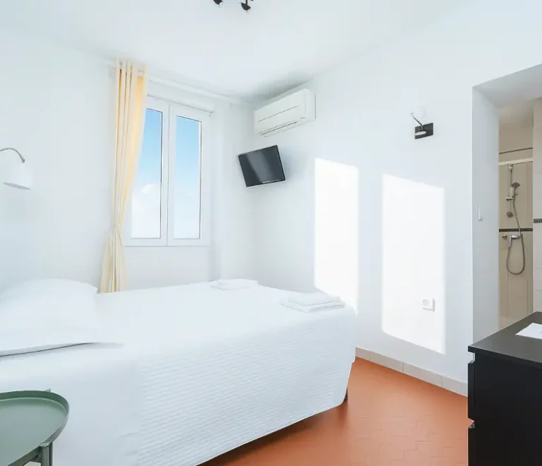 Chambre vue mer à l’hôtel La Cigale à La Croix Valmer avec vue sur le golfe de Saint-Tropez