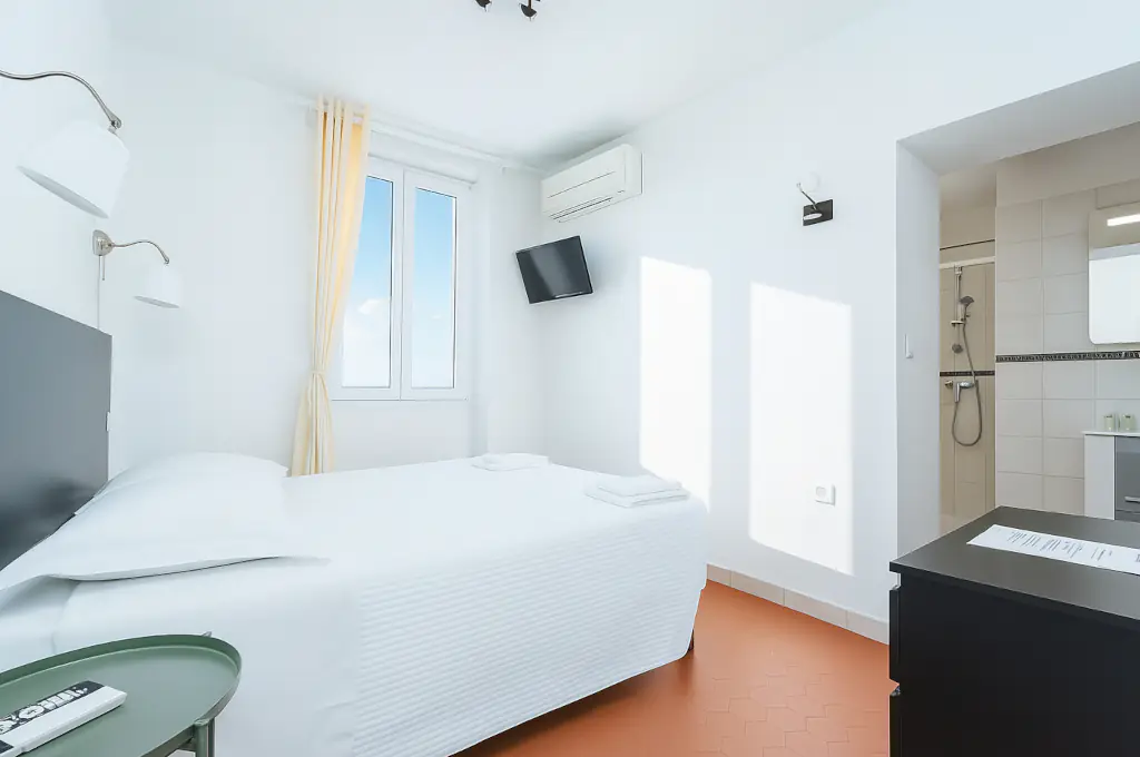 Chambre vue mer à l’hôtel La Cigale à La Croix Valmer avec vue sur le golfe de Saint-Tropez