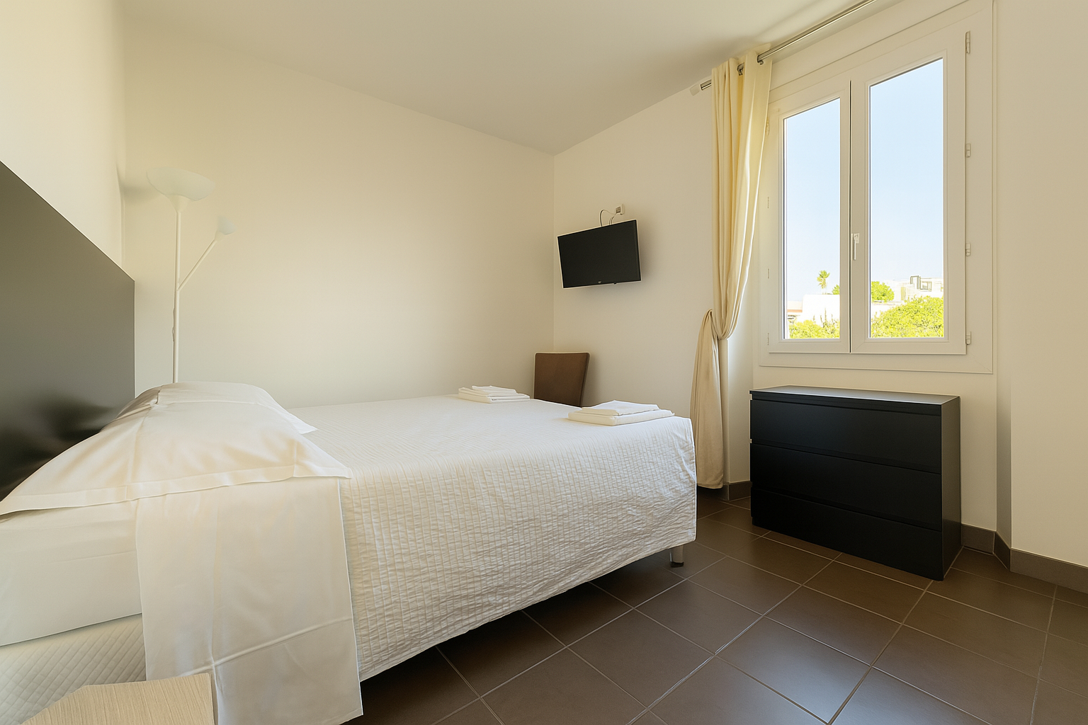 Chambre vue mer lumineuse à l’hôtel La Cigale à La Croix Valmer avec fenêtre et lumière naturelle