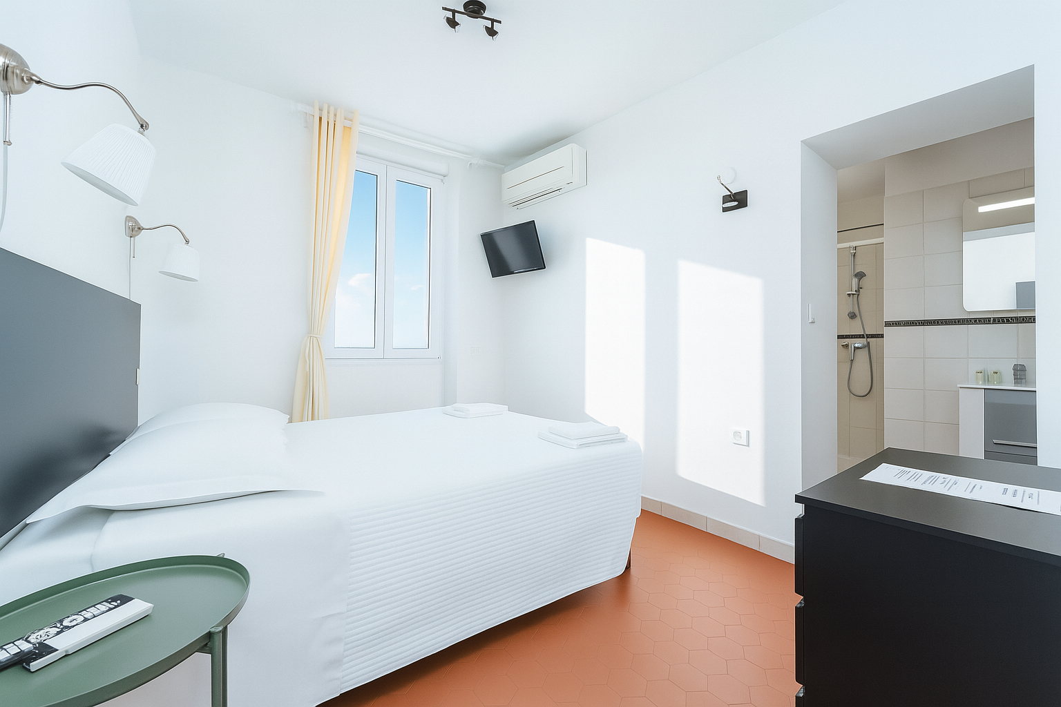 Chambre vue rue climatisée et lumineuse à l’hôtel La Cigale à La Croix Valmer