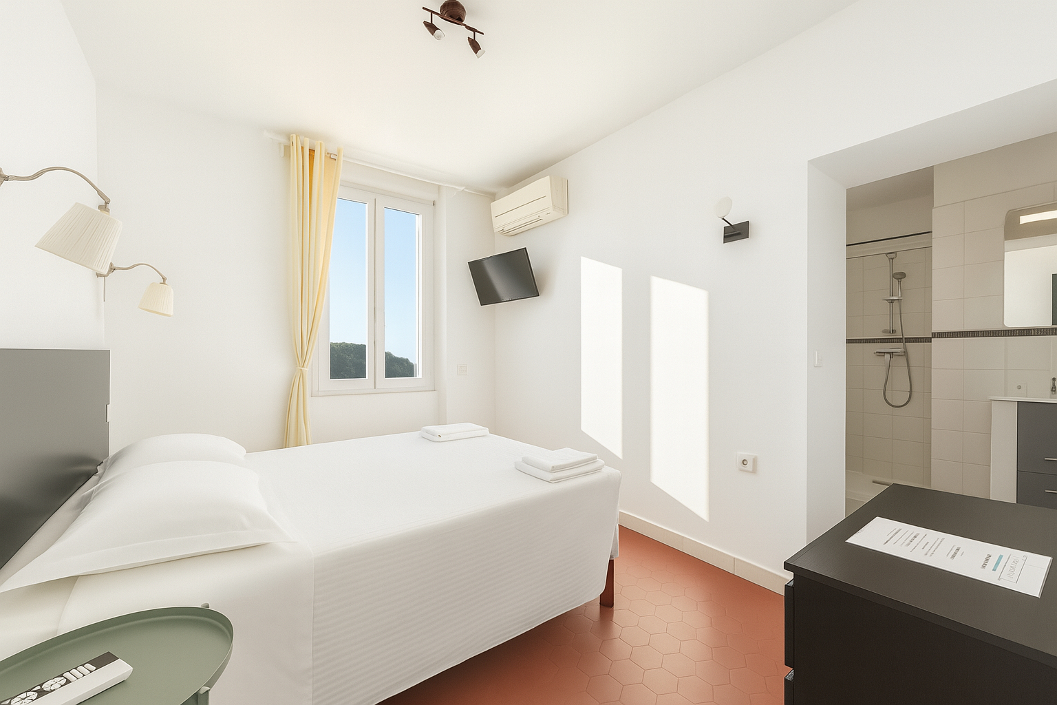 Chambre vue rue avec accès à la salle de bain à l’hôtel La Cigale