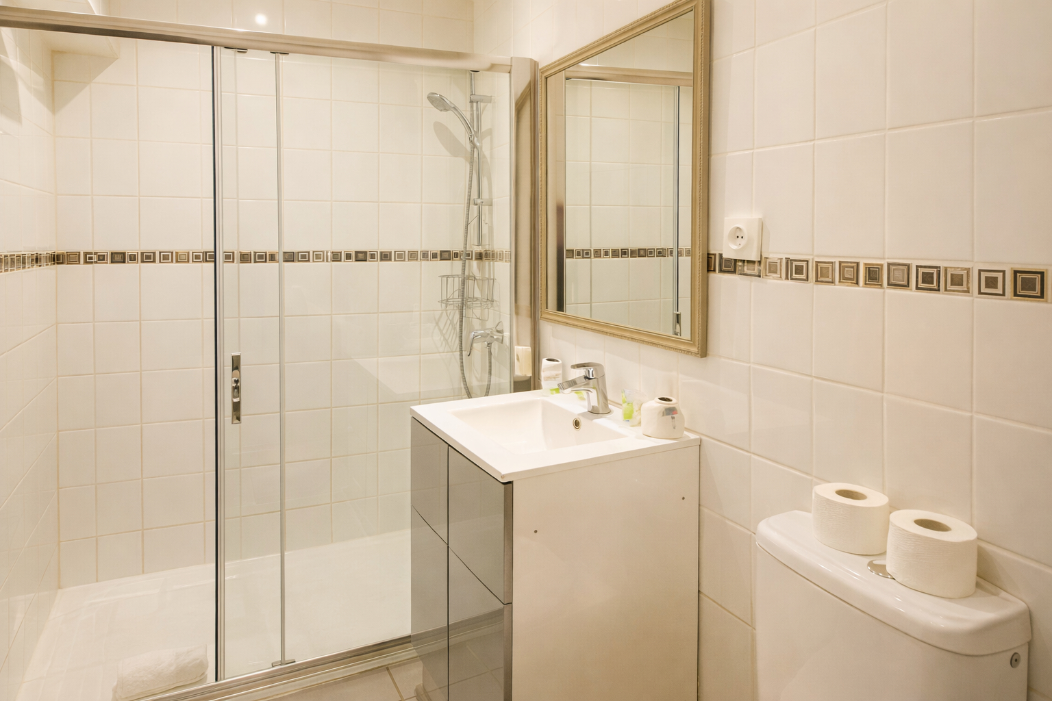 Salle de bain avec douche et meuble vasque dans une chambre twin à l’hôtel La Cigale à La Croix Valmer