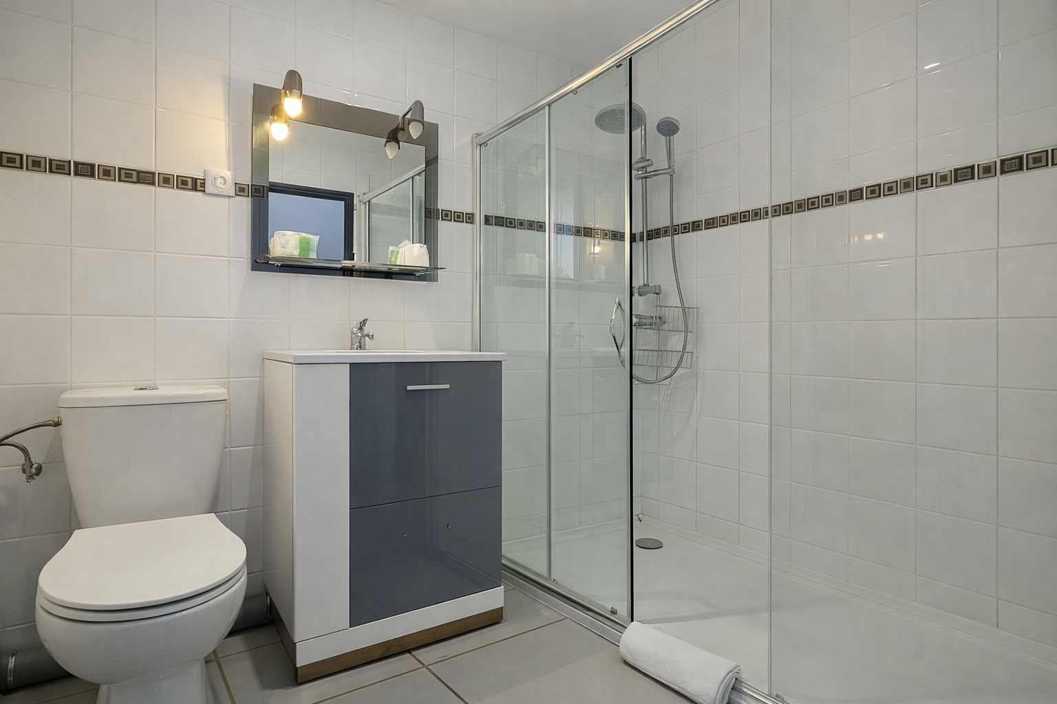 Salle de bain avec douche vitrée et meuble vasque à l’hôtel La Cigale à La Croix Valmer