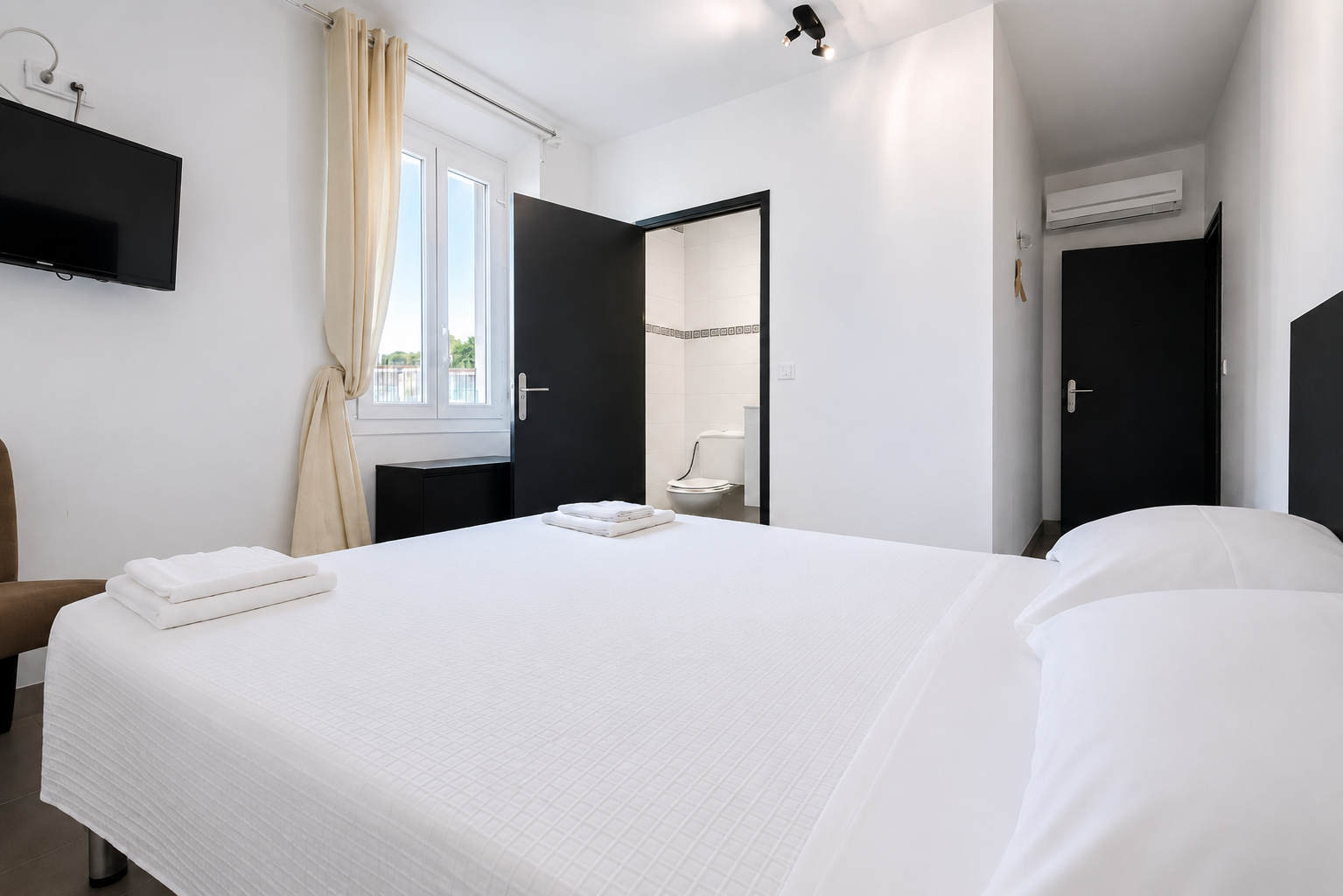vue-rue-hotel-la-cigale
