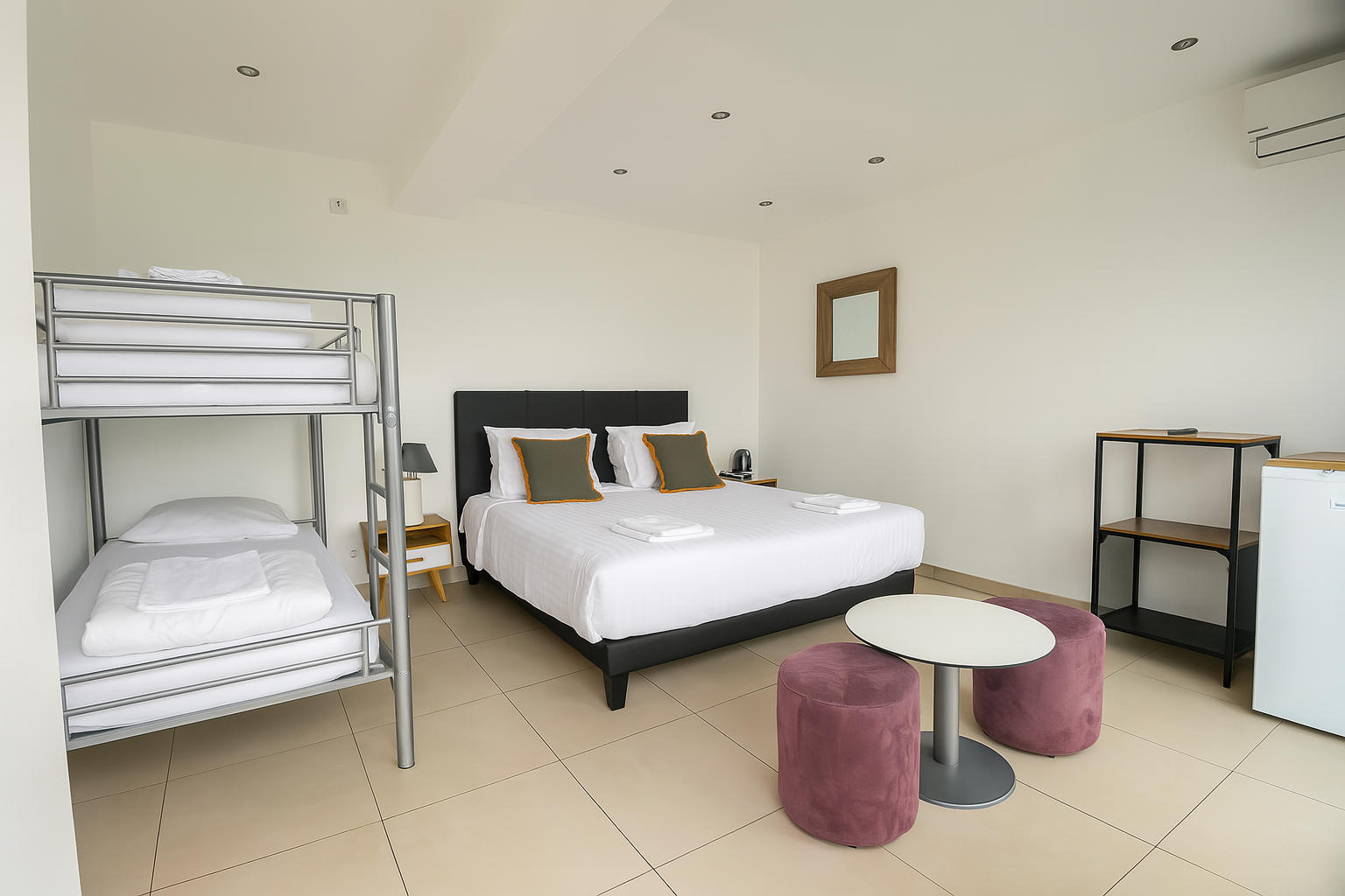 Chambre familiale confortable avec lit double et lits superposés Hôtel La Cigale