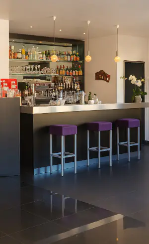 Bar et restaurant de l’Hôtel La Cigale à La Croix-Valmer, espace convivial proche de Saint-Tropez
