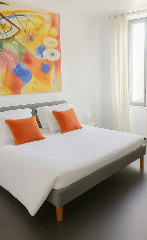 Chambre confortable de l’Hôtel La Cigale à La Croix-Valmer, hébergement proche de Saint-Tropez