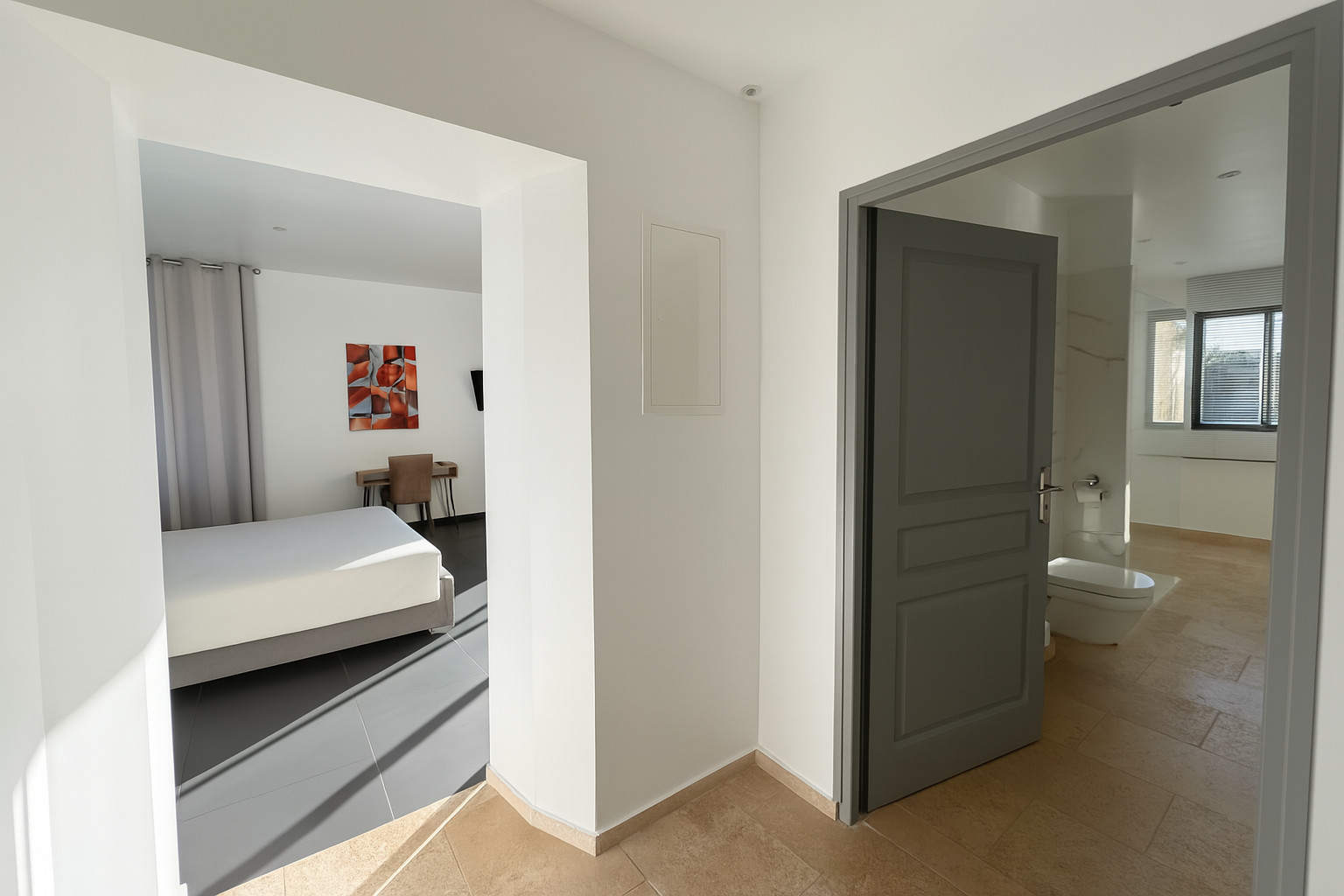 Suite à La Croix Valmer avec espace nuit séparé et accès à la salle de bain à l’hôtel La Cigale