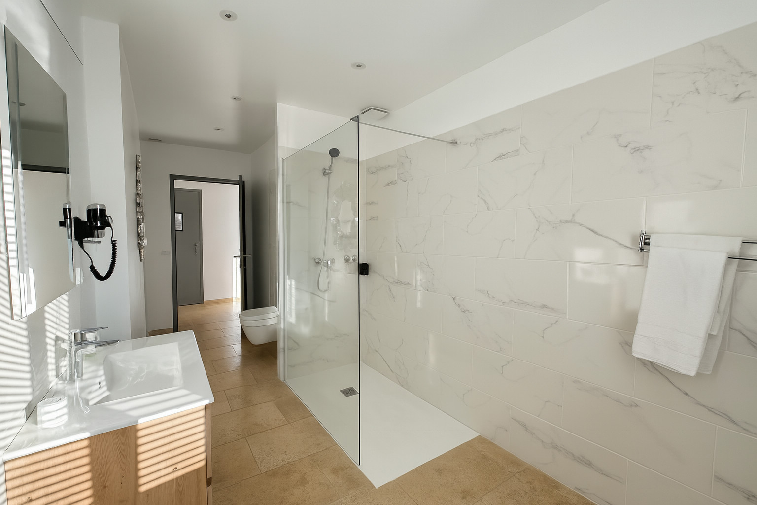 Salle de bain de suite à La Croix Valmer avec douche à l’italienne moderne à l’hôtel La Cigale