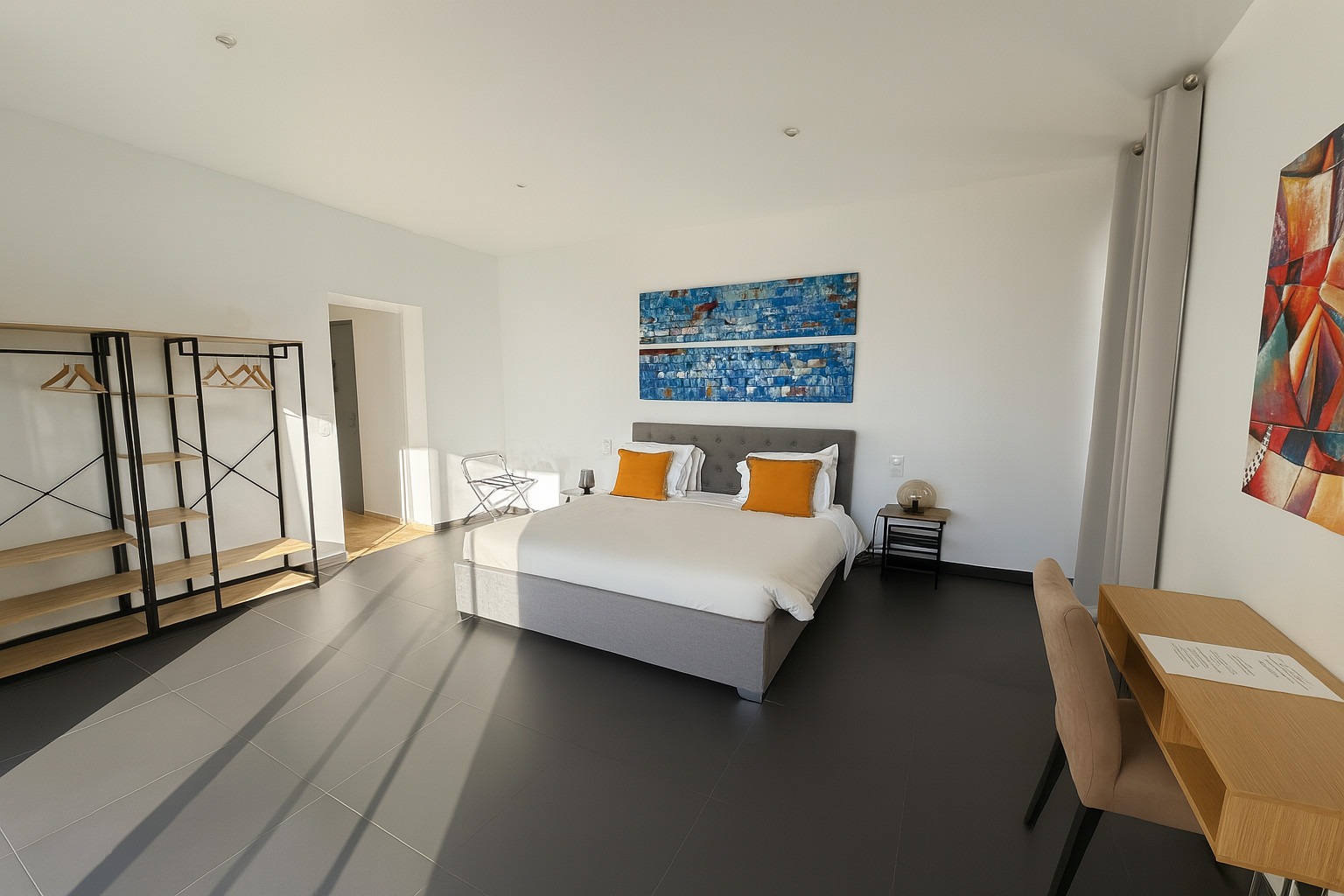 Suite spacieuse à La Croix Valmer avec lit double et espace lumineux à l’hôtel La Cigale