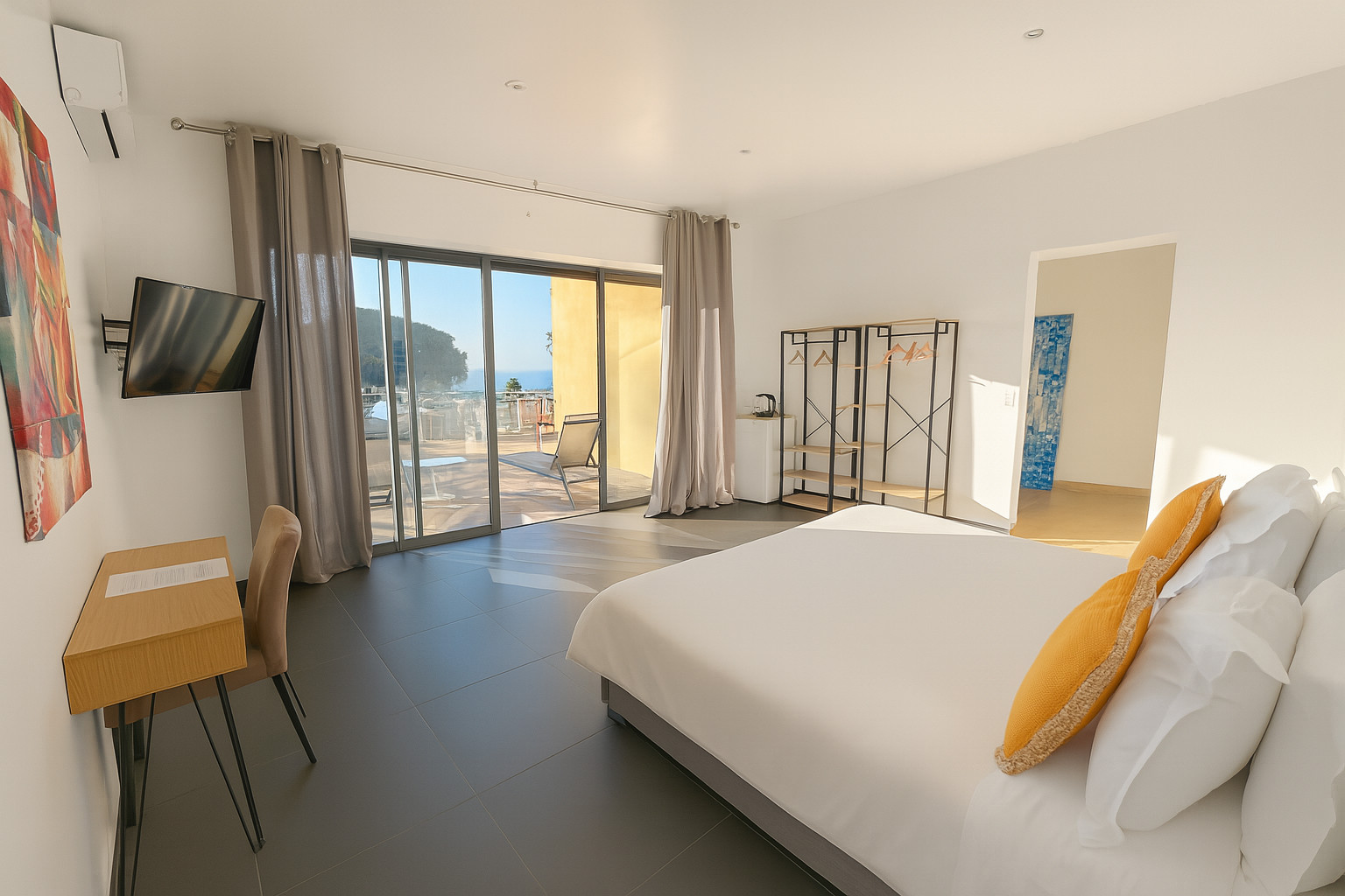 Suite avec terrasse et vue mer à La Croix Valmer à l’hôtel La Cigale avec baie vitrée et espace lumineux